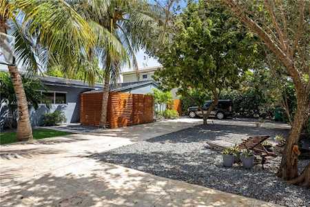 275 W Mashta Dr Key Biscayne, FL 33149