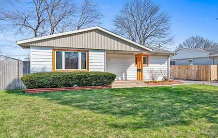 926 S Fletcher Dr Wheeling, IL 60090