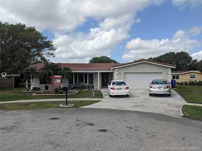 1920 NW 111th Ter Pembroke Pines, FL 33026