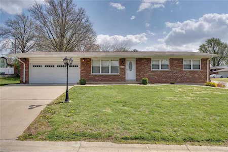 87 Cloverdale Dr St Charles, MO 63304