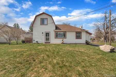 127 Angle Rd Walled Lake, MI 48390