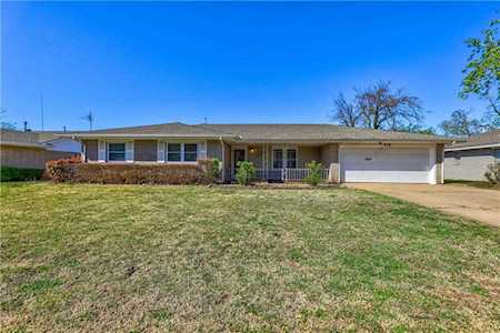 210 Kelly Dr Moore, OK 73160
