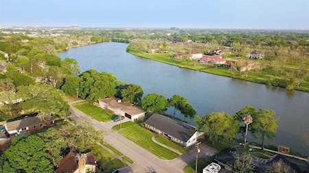 422 Lakeview Dr Sugar Land, TX 77498