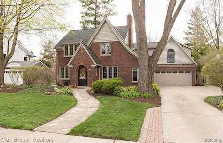 390 Larchlea Dr Birmingham, MI 48009