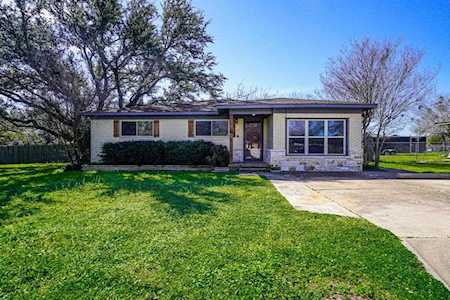 611 Crestview Drive Granbury, TX 76048