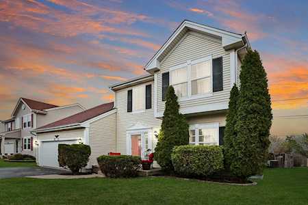2750 Fairfax Ln Lake In The Hills, IL 60156