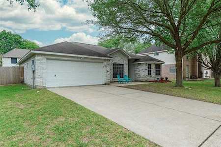1242 Hunter Wood Dr League City, TX 77573