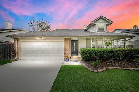 2015 Creek Valley Ln Sugar Land, TX 77478