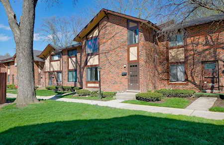 1S215 Stratford Ln Villa Park, IL 60181
