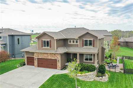 1103 Foxshire Circle Raymore, MO 64083