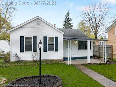 410 S Pine St Fenton, MI 48430