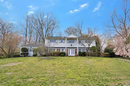 380 Chestnut Drive East Hills, NY 11576