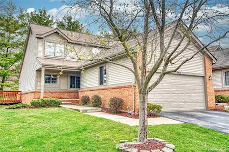 995 Hickory Dr Brighton, MI 48116