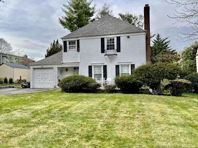 11 Andrew Road Manhasset, NY 11030
