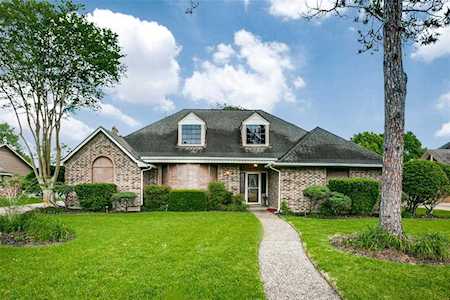 1701 White Wing Circle Friendswood, TX 77546