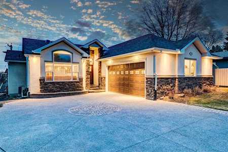75 Clarendon Rd NW Calgary, AB T2L 0P2
