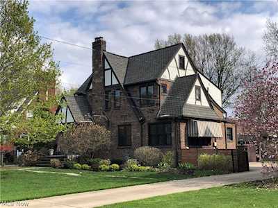 27031 Lake Rd Bay Village, OH 44140