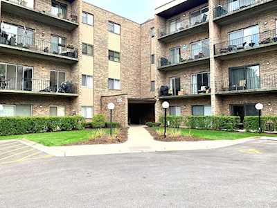 725 W Huntington Commons Rd #218 Mount Prospect, IL 60056