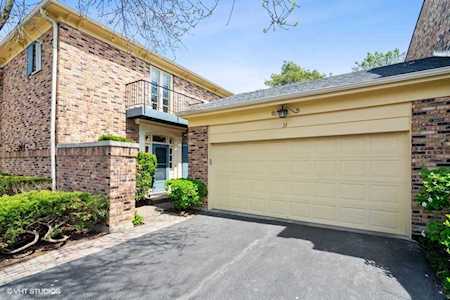 33 Cobblestone Ct Northbrook, IL 60062