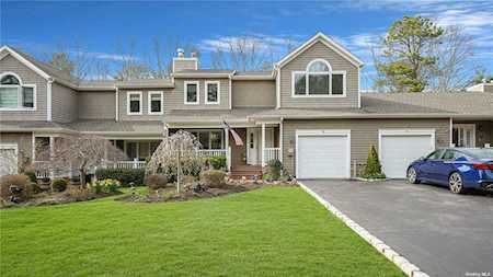 25 Kettle Hole Road Manorville, NY 11949