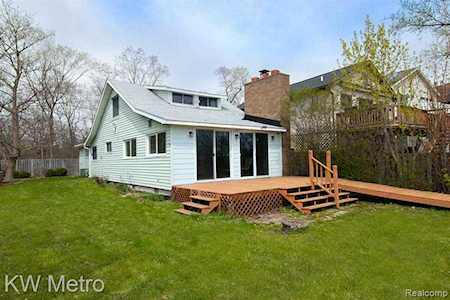 2956 White Oak Beach Highland Twp, MI 48356