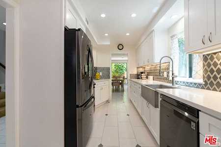 5243 Yarmouth Avenue #27 Encino, CA 91316
