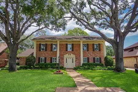 811 Merrick Dr Sugar Land, TX 77478