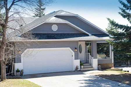 88 Strathlorne Crescent SW Calgary, AB T3H 1M8