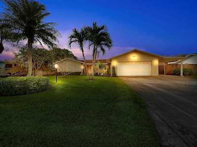 121 W Plumosa Lane Lake Worth, FL 33467