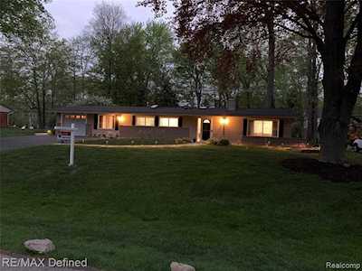 28520 Green Willow St Farmington Hills, MI 48331