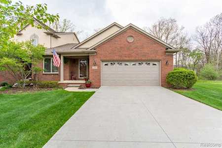 817 Oakwood Circle Fenton, MI 48430