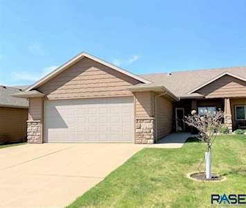3408 S Woodsedge St Sioux Falls, SD 57108
