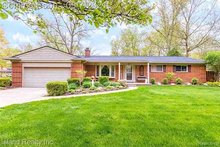 8884 Woodside Dr Grosse Ile Twp, MI 48138