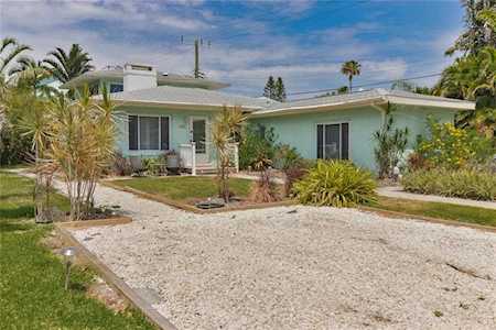 125 Neptune Ln Holmes Beach, FL 34217