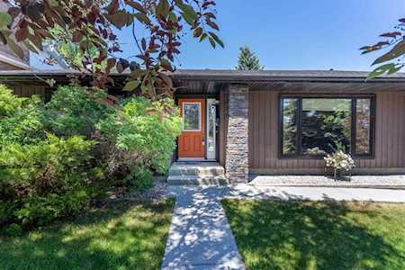 332 Parkridge Way SE Calgary, AB T3J 4Z6