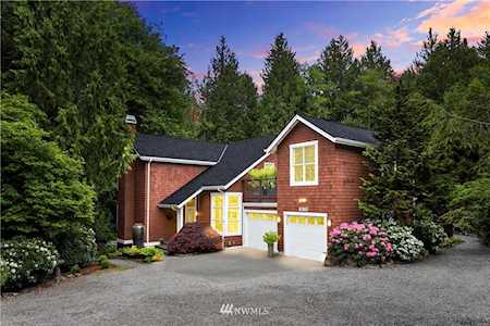 8392 Sumanee Place NE Bainbridge Island, WA 98110