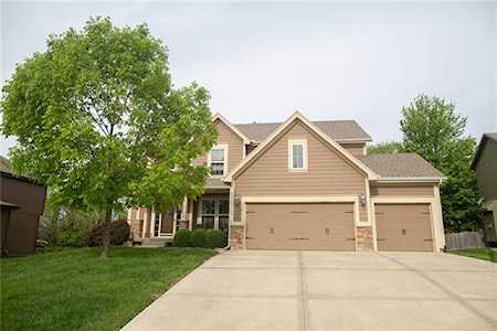 5204 Meadowlark Dr Shawnee, KS 66226