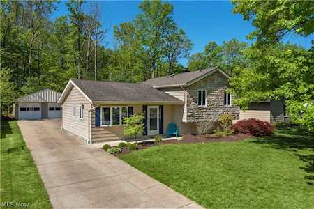 26263 Redwood Dr Olmsted Falls, OH 44138