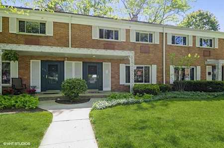 673 Carriage Hill Dr Glenview, IL 60025