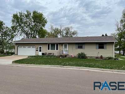 125 W Walnut St Canistota, SD 57012