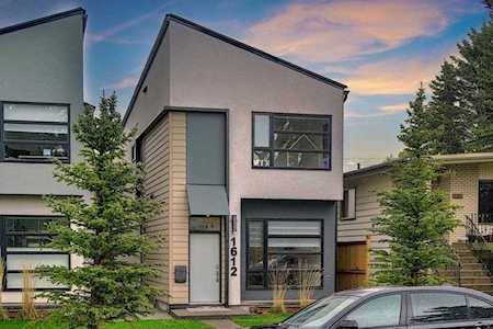 1612 44 St SW Calgary, AB T3C 2A8