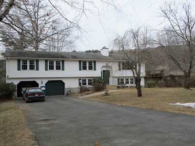 28 Woodlawn Dr Sturbridge, MA 01566
