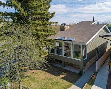 901 32 Ave NW Calgary, AB T2K 0B1