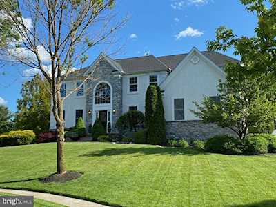 6 Saddlebury Ct Mount Laurel, NJ 08054