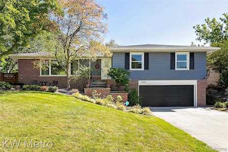 2432 Vinsetta Blvd Royal Oak, MI 48073