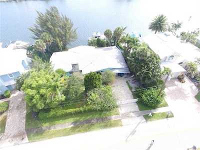 8323 Marina Dr Holmes Beach, FL 34217