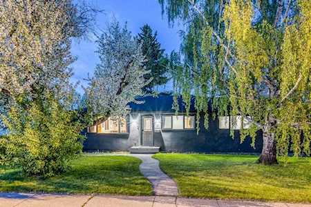 18 Meadowlark Crescent SW Calgary, AB T2V 1Z1