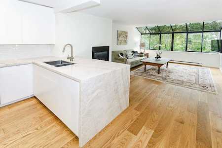 1786 Esquimalt Avenue #5 West Vancouver, BC V7V 1R8