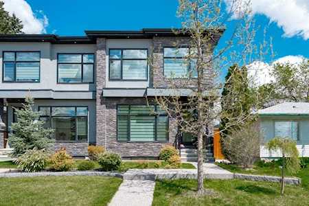 232 40 Ave NW Calgary, AB T2K 0E4