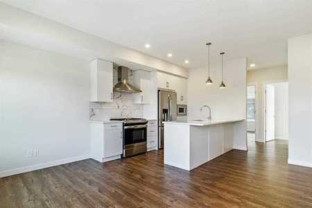 504 Greenbriar Common NW Calgary, AB T3B 6J2